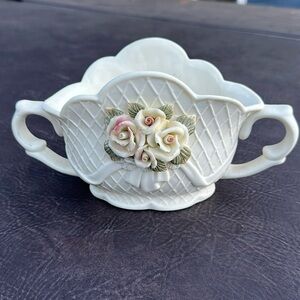 🌸🌸🌸Vintage Gorgeous, porcelain China, vase matted, porcelain with floral design
